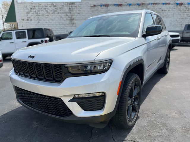 New 2024 Jeep Grand Cherokee | Riedman Motors Co family