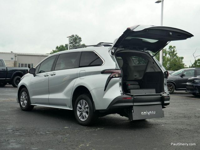 Used 2024 Toyota Sienna LEImage 7