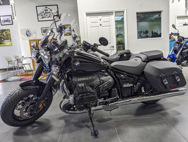 2024 Royal Enfield SUPER METEOR  in a INTERSTELLAR GREY exterior color. Royal Enfield Motorcycles of Miami (786) 845-0052 remotorcyclesofmiami.com 