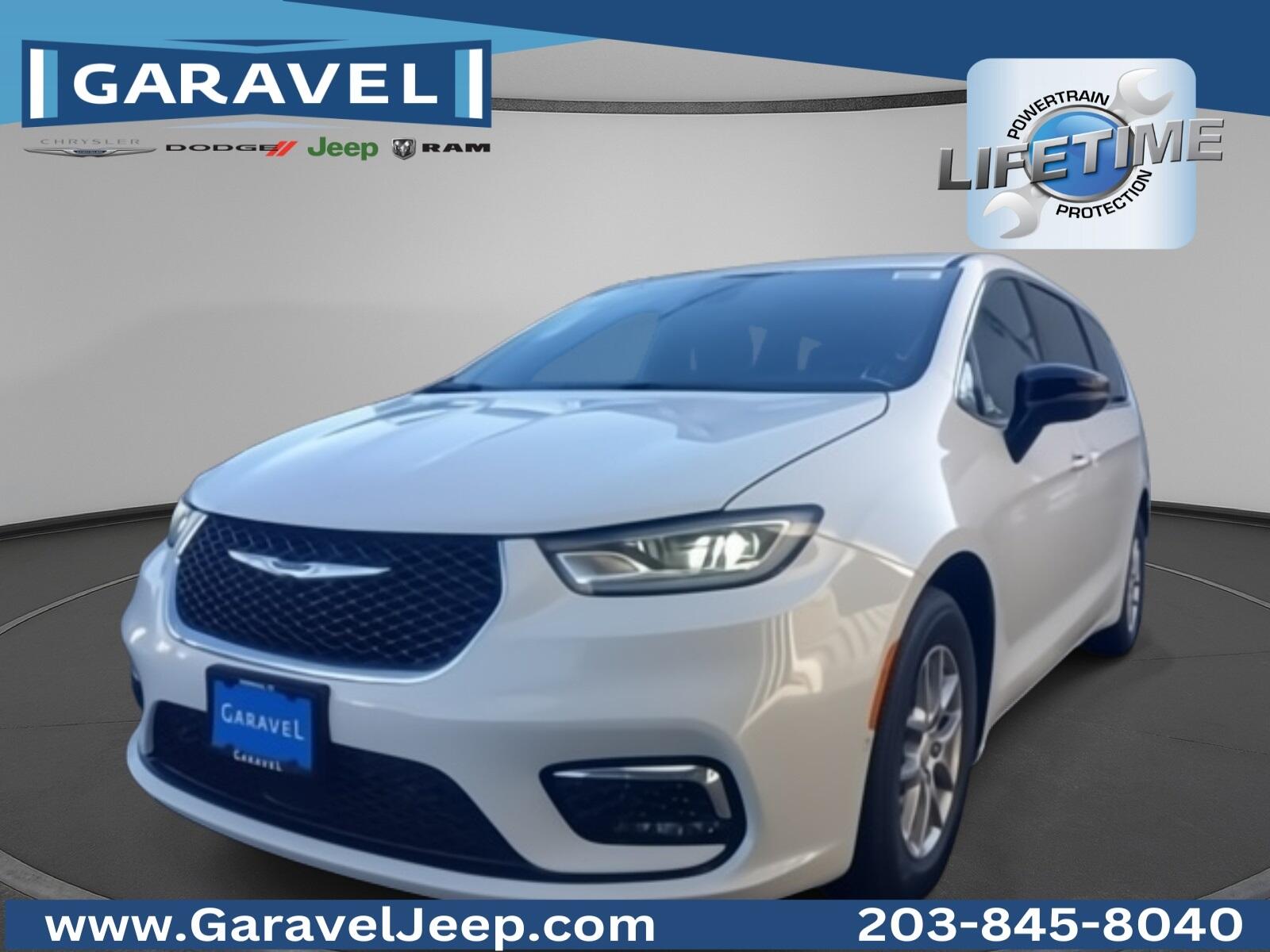 2026 Chrysler Pacifica Select's photo