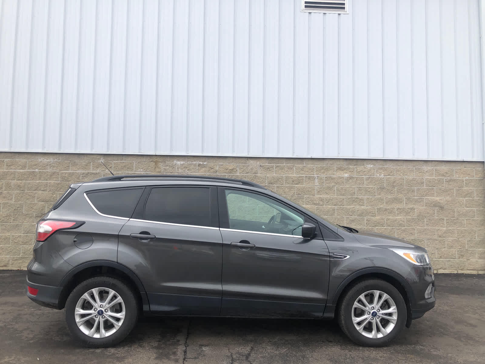 Used 2018 Ford Escape SE with VIN 1FMCU9GD3JUA29268 for sale in Wilmington, OH