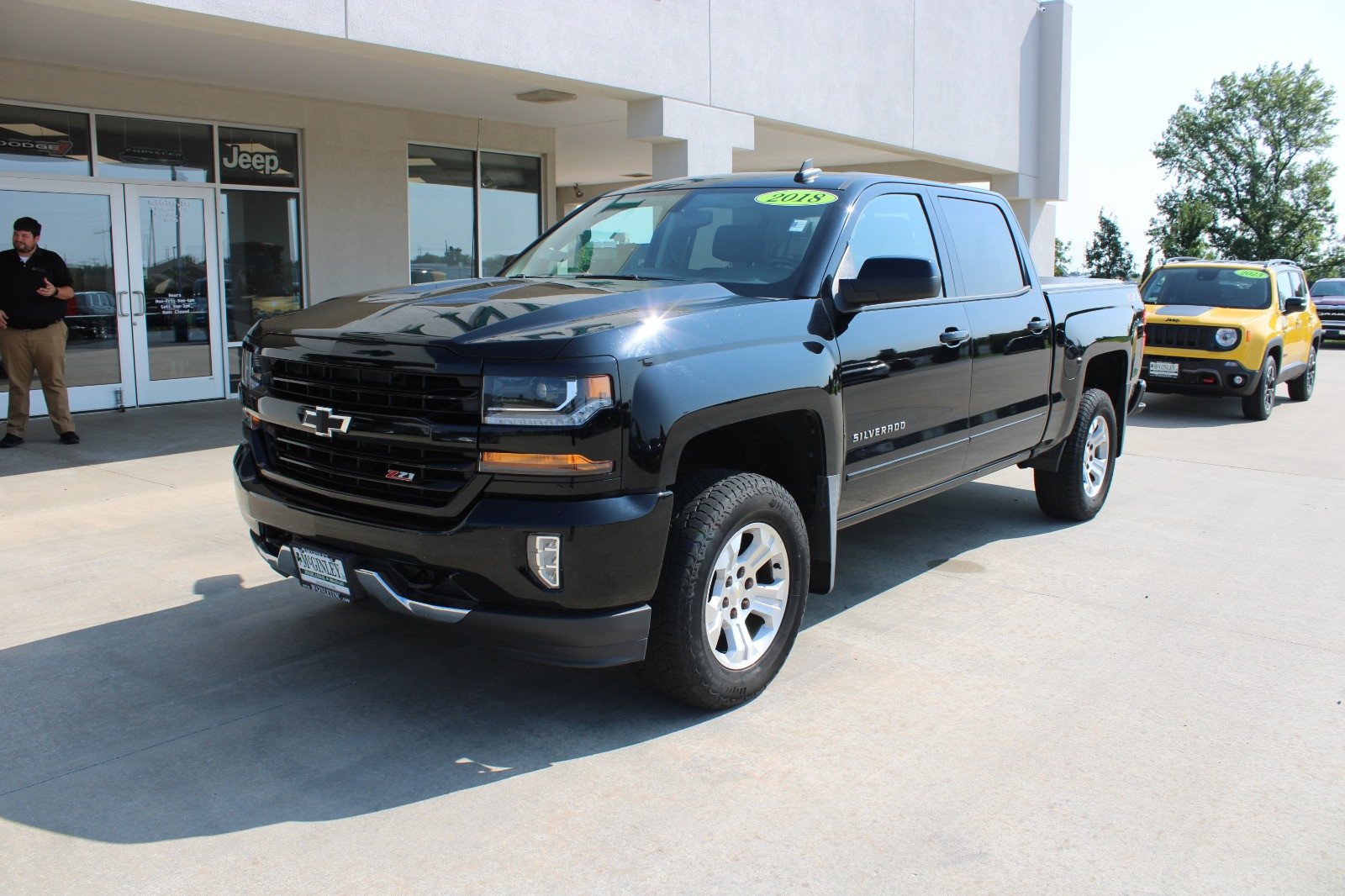 Used 2018 Chevrolet Silverado 1500 LT Z71 with VIN 3GCUKREC4JG185394 for sale in Highland, IL