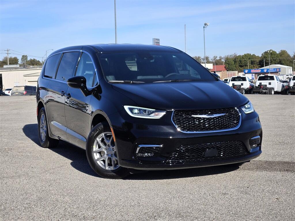 2026 Chrysler Pacifica Select's photo