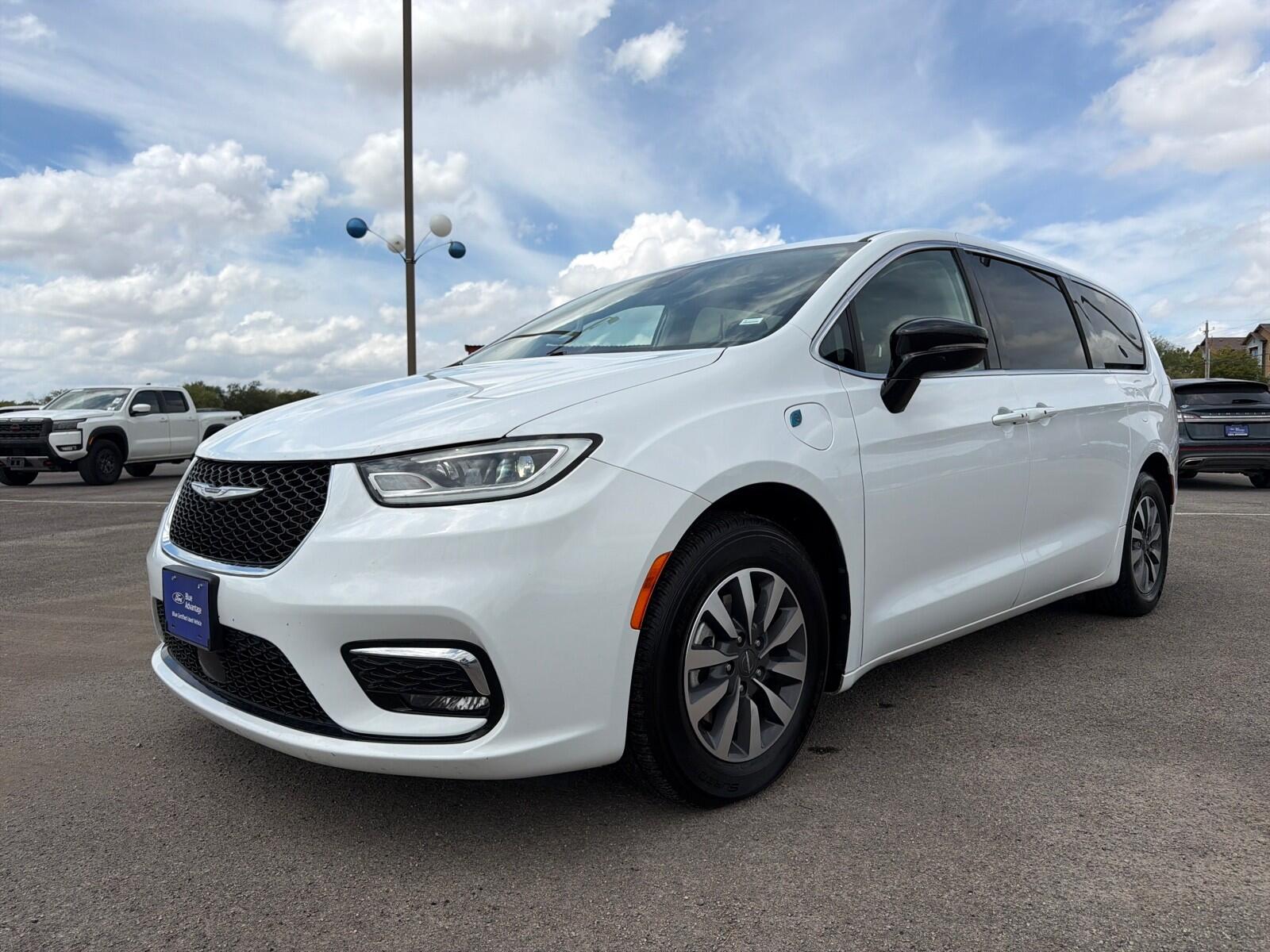 2024 Chrysler Pacifica Hybrid Select