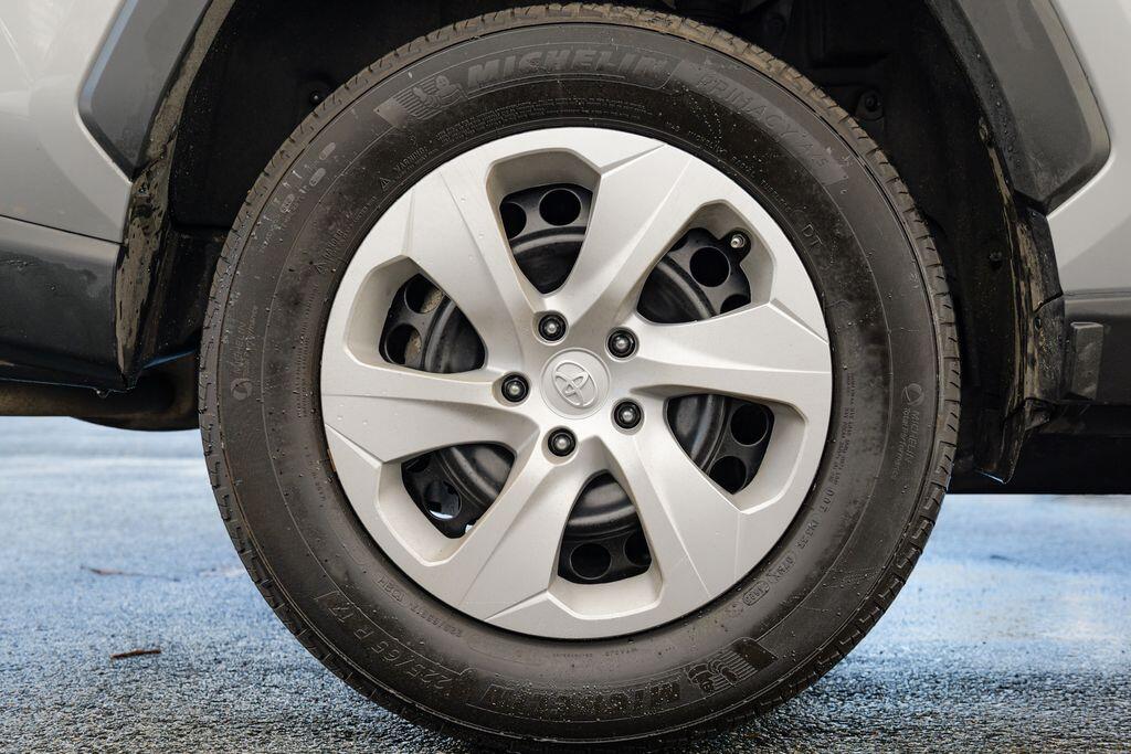 2024 Toyota RAV4 LE - Photo 13