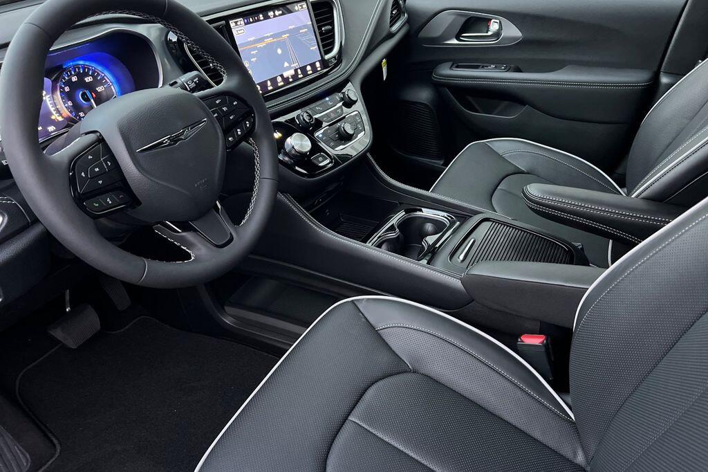 2026 Chrysler Pacifica Limited - Photo 10