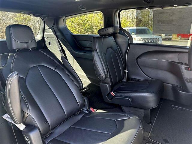 2025 Chrysler Pacifica Select - Photo 23