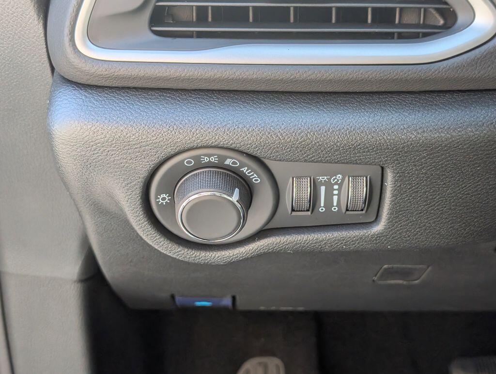 2026 Chrysler Voyager LX - Photo 15