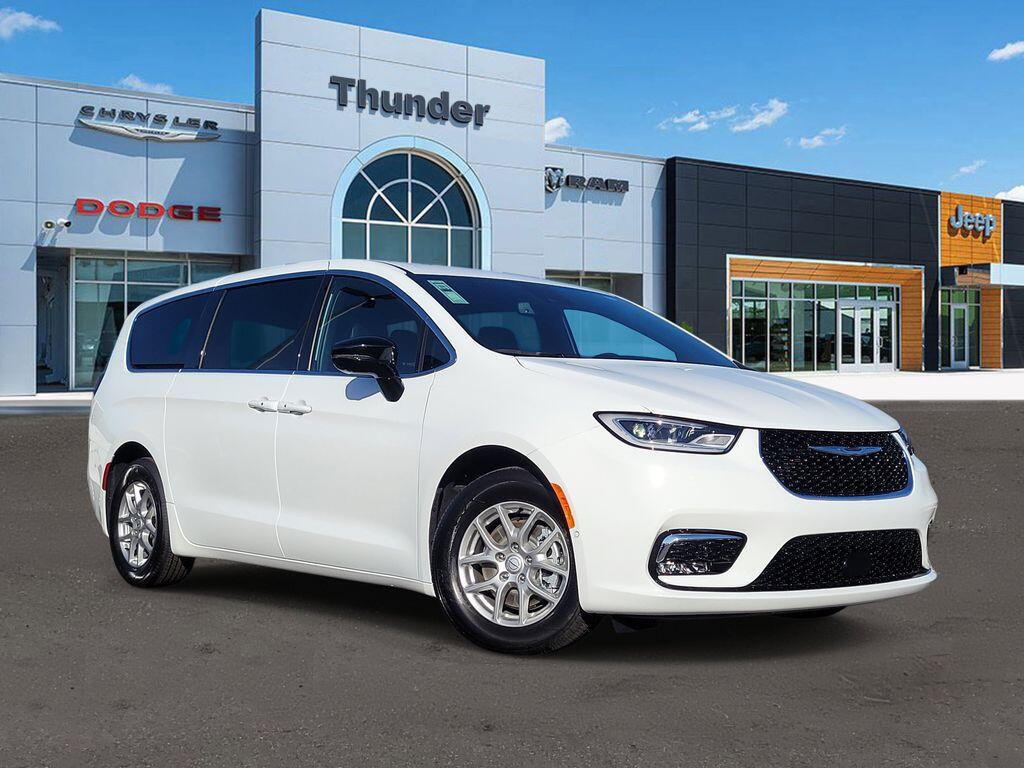 2026 Chrysler Pacifica Select's photo