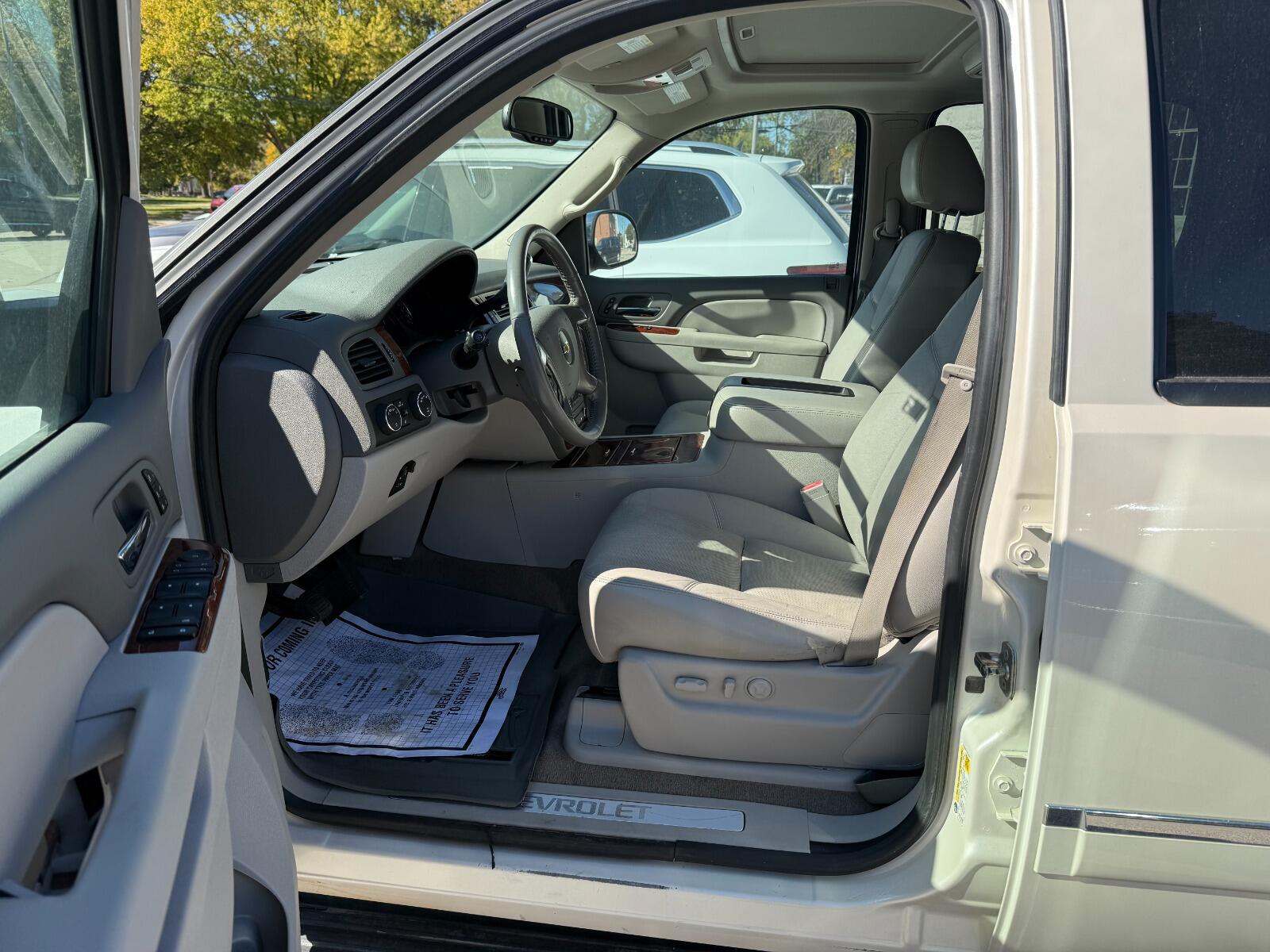 2012 Chevrolet Suburban LTZ - Photo 8