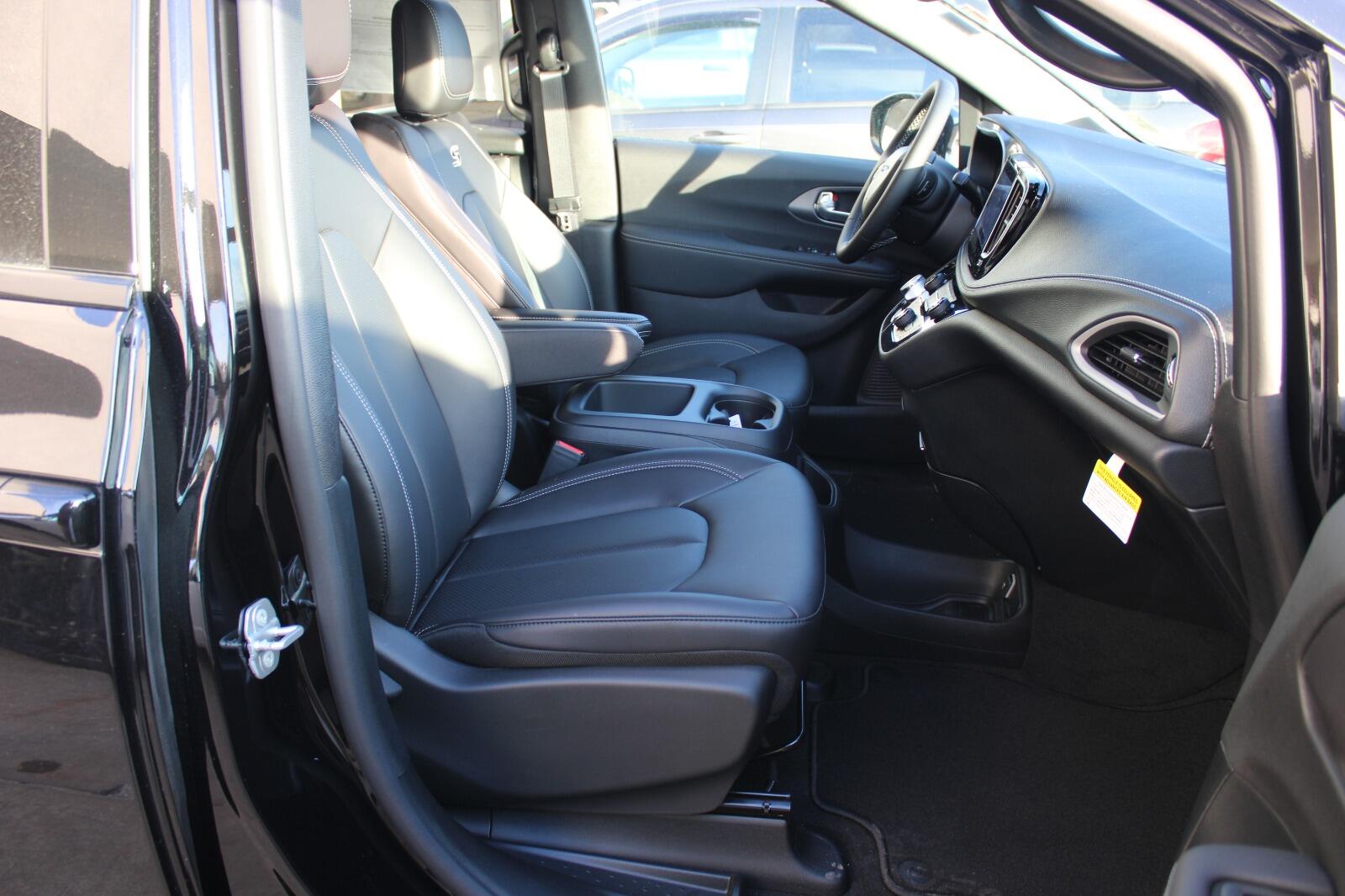 2026 Chrysler Pacifica Select - Photo 23