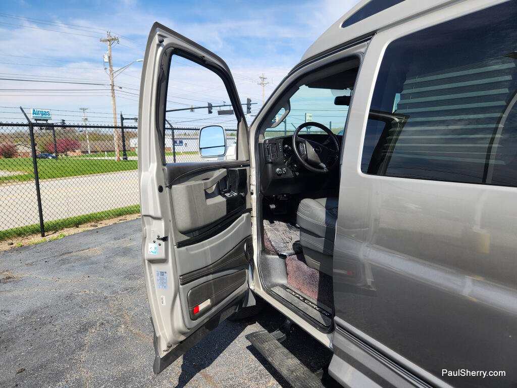 2023 GMC Savana Cargo Work Van - Photo 38