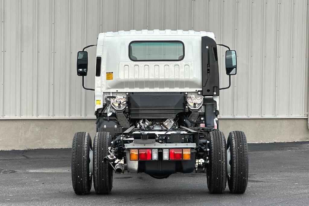 2024 Isuzu NPR HD - Photo 8