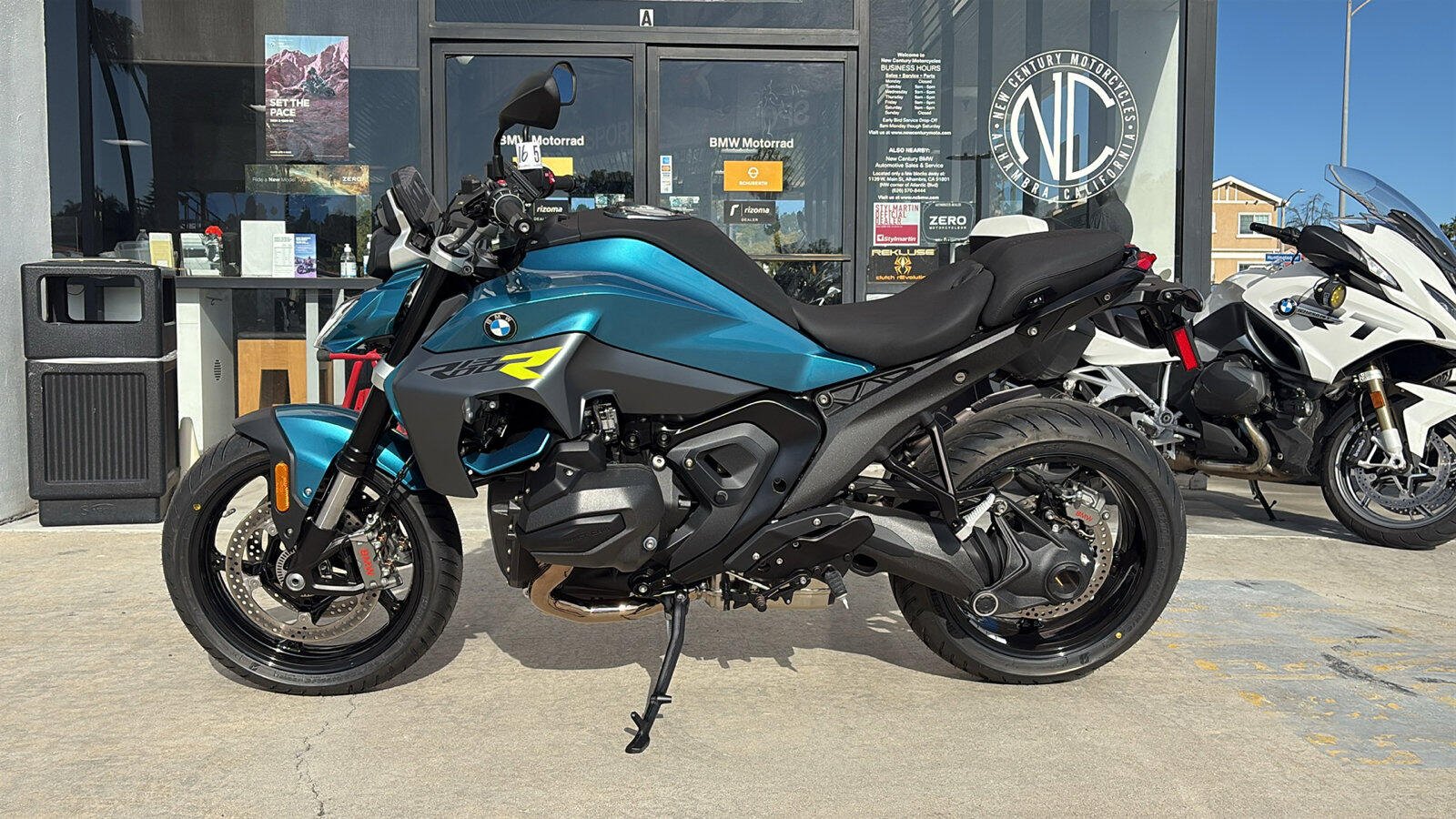 2026 BMW R1300R