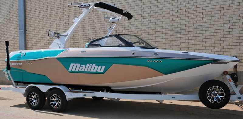 2023 MALIBU 23 LSV  in a WHITE exterior color. Family PowerSports (877) 886-1997 familypowersports.com 