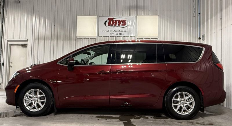 Used 2023 Chrysler Pacifica Touring LImage 15
