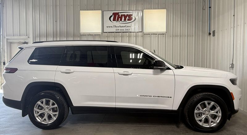 Used 2023 Jeep Grand Cherokee L LimitedImage 2