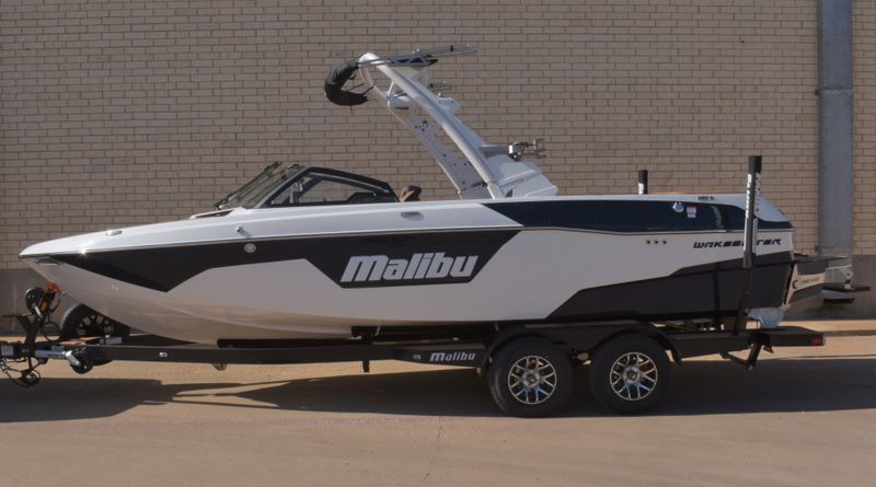 2023 MALIBU 23 LSV  in a ARCTIC WHITE/ZEPHYR BLU exterior color. Family PowerSports (877) 886-1997 familypowersports.com 