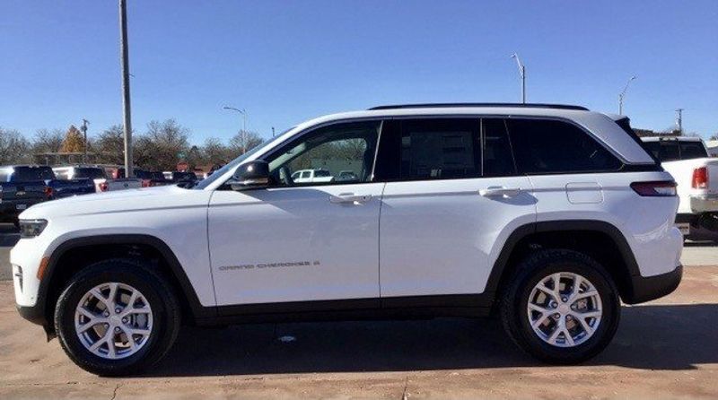 2024 Jeep Grand Cherokee Limited 4x4 in a Bright White Clear Coat exterior color and Global Blackinterior. Matthews Chrysler Dodge Jeep Ram 918-276-8729 cyclespecialties.com 