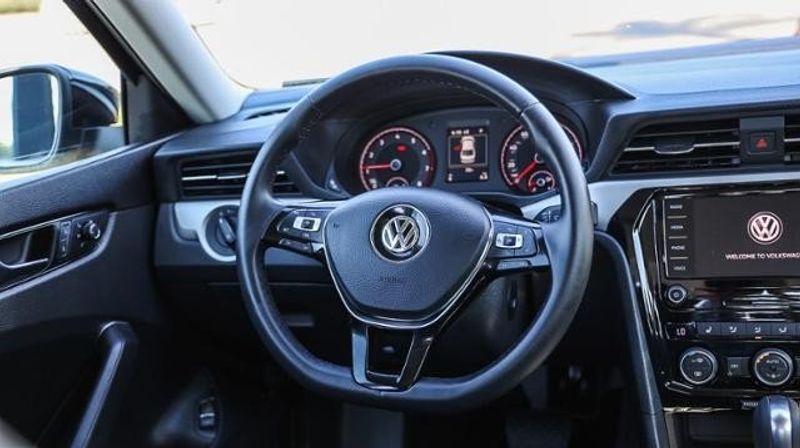2022 Volkswagen Passat 2.0T SE AutoImage 12