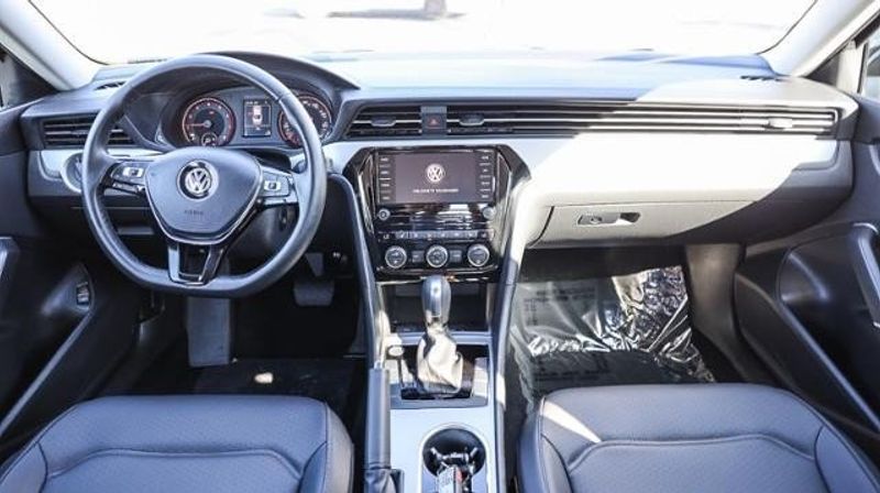 2022 Volkswagen Passat 2.0T SE AutoImage 10