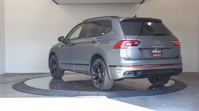 2024 Volkswagen Tiguan 2.0T SE R-Line BlackImage 2