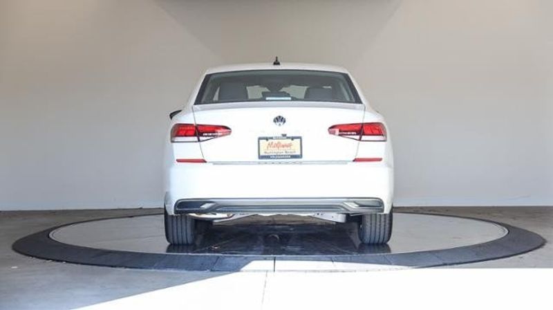 2022 Volkswagen Passat 2.0T SE AutoImage 3