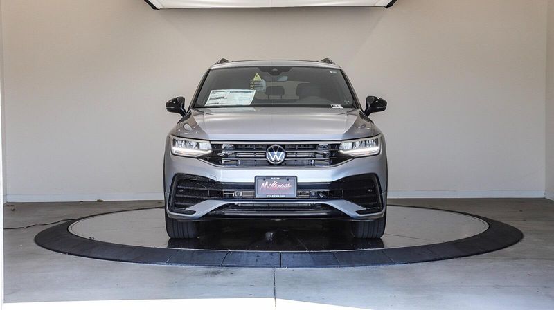 2024 Volkswagen Tiguan 2.0T SE R-Line BlackImage 6