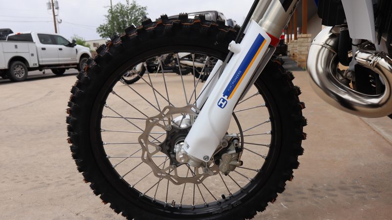 2025 HUSQVARNA TX 300 HERITAGE BLUE Image 9