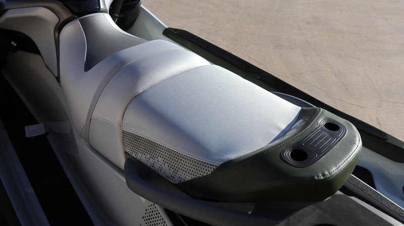 2025 SEADOO FISHPRO APEX 300 WITH SOUND SYSTEM IDF SHARK GREY AND NORI GREEN Image 9