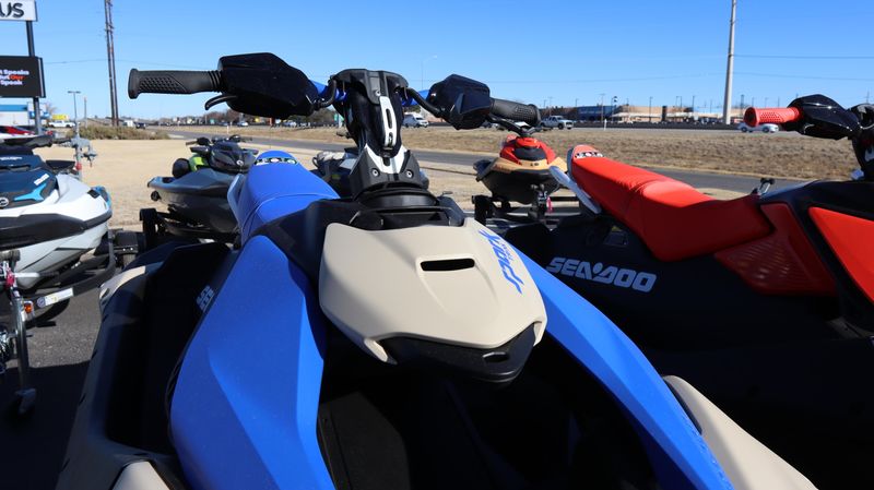 2025 SEADOO SPARK TRIXX FOR 3 SAND AND DAZZLING BLUE Image 4