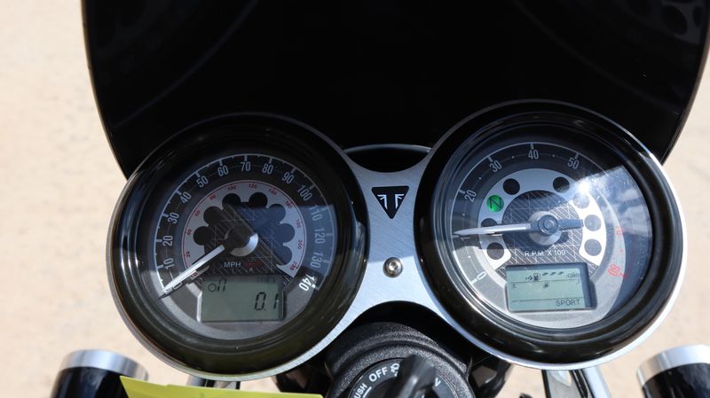 2020 Triumph Speed Twin 1200 Base Image 10