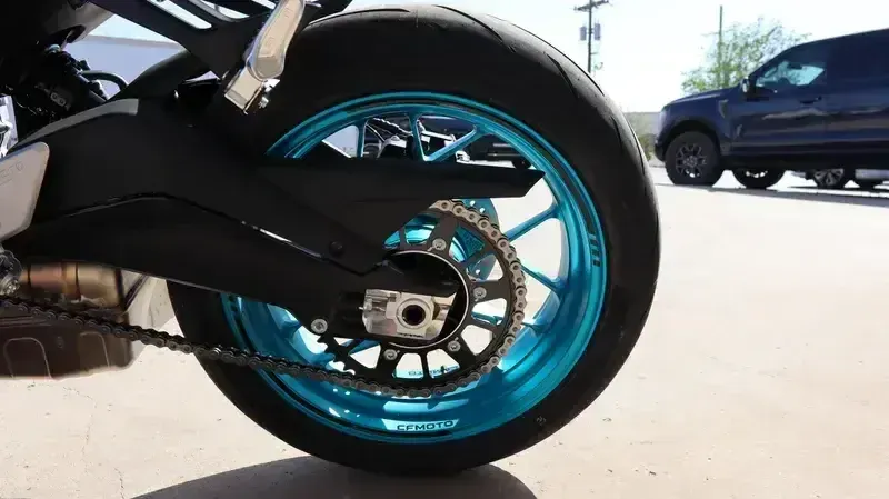 2025 CFMOTO 675SS NEBULA WHITE Image 23