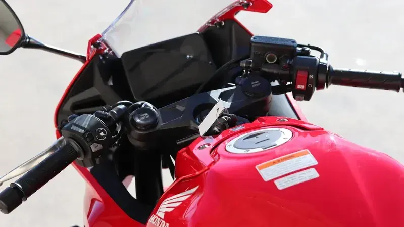 2025 Honda CBR650R ECLUTCH GRAND PRIX RED Image 6