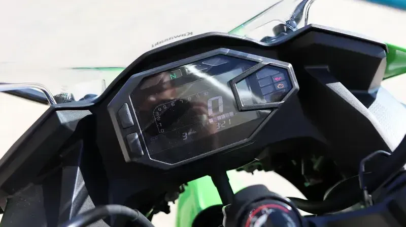 2025 Kawasaki NINJA 500 KRT EDITION SE ABS LIME GREEN AND EBONY AND PEARL BLIZZARD WHITE Image 13