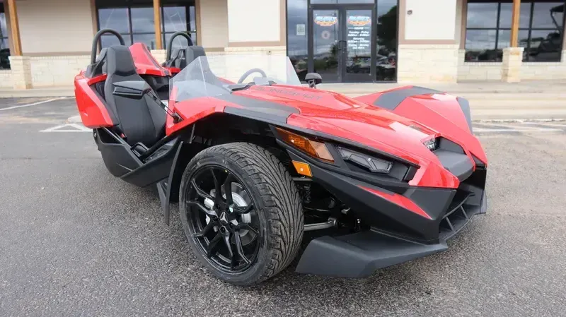 NEW 2025 POLARIS SLINGSHOT S AUTODRIVE Image 1