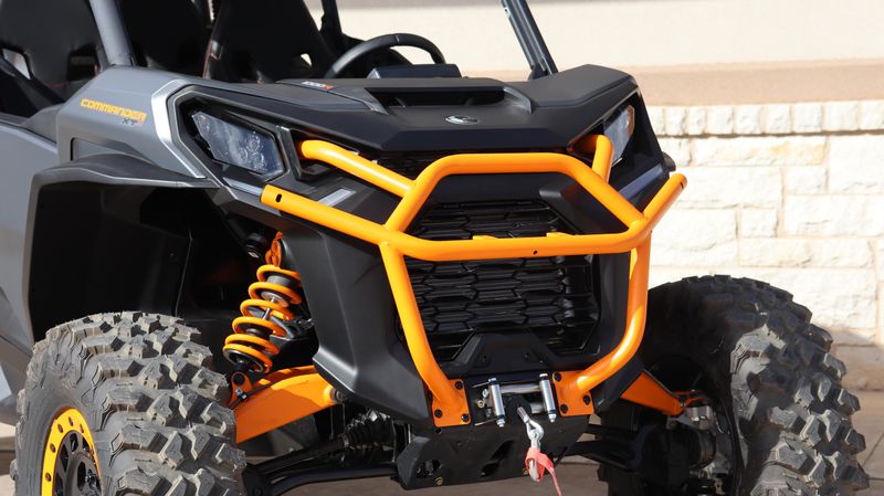 2025 Can-Am COMMANDER MAX XT 1000R MINERAL GREY AND ORANGE CRUSHImage 4