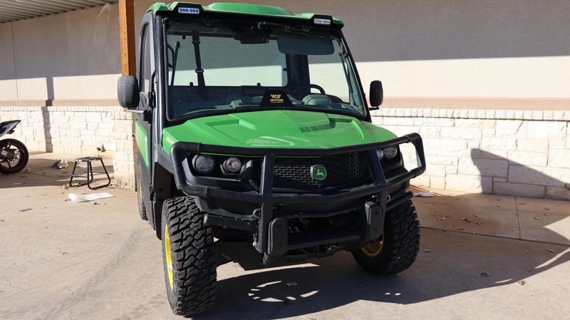 2023 JOHN DEERE Gator XUV835R BaseImage 3