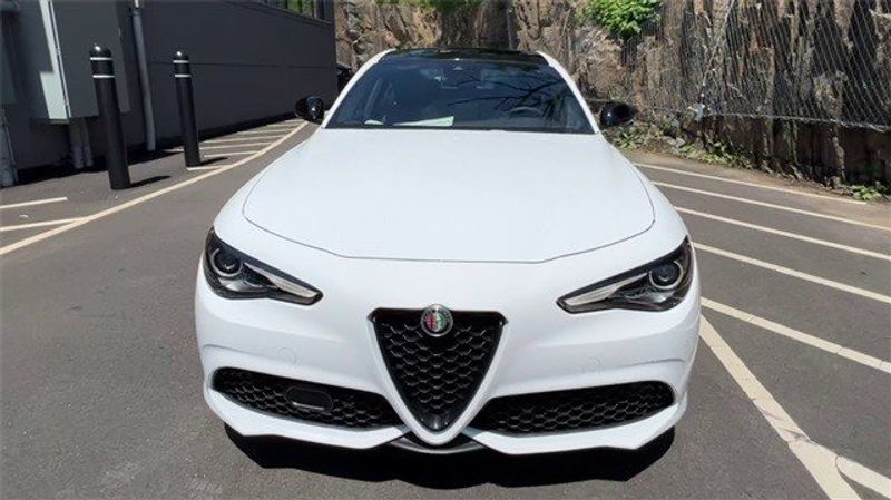 2022 Alfa Romeo Giulia Veloce AwdImage 3