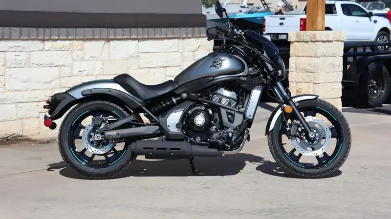 2025 Kawasaki VULCAN S CAFE ABS METALLIC MOONDUST GRAY AND METALLIC SPARK BLACKImage 2