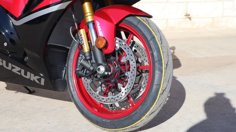 2025 Suzuki GSXR1000R CANDY DARING RED AND GLASS SPARKLE BLACKImage 5