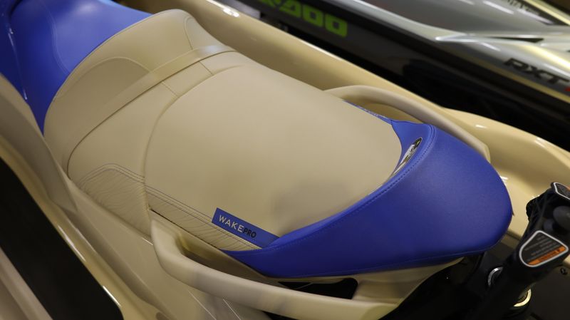 2025 SEADOO WAKE PRO 230 WITH SOUND SYSTEM IDF SAND AND DAZZLING BLUE Image 14