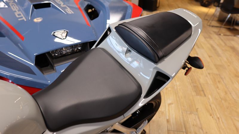 2025 Honda CBR600RR ABS DEEP PEARL GRAY Image 3