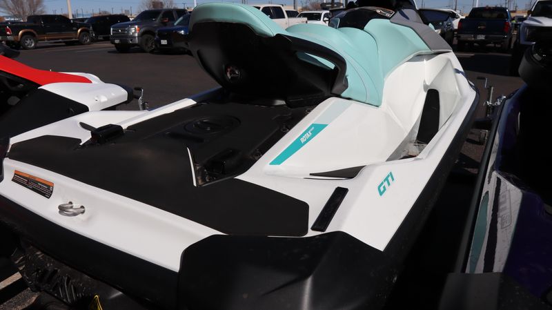 2025 SEADOO GTI WHITE AND NEO MINT Image 4