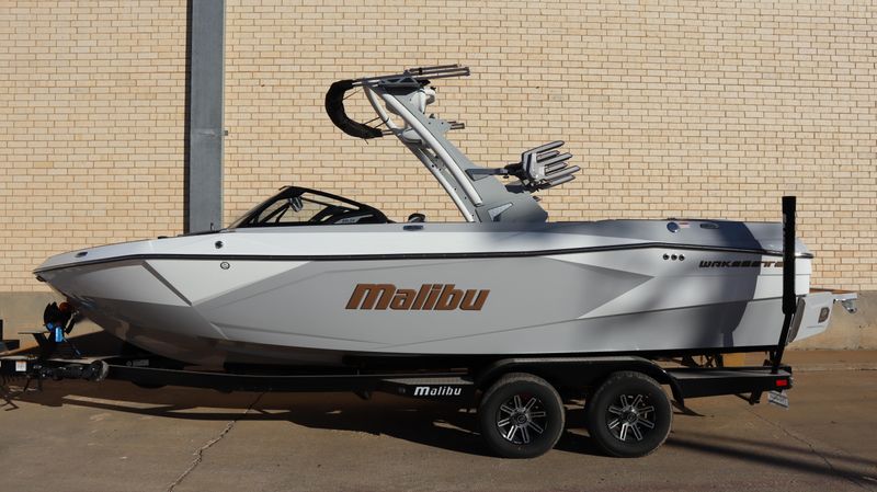 2025 MALIBU WAKESETTER 23 LSV Image 1