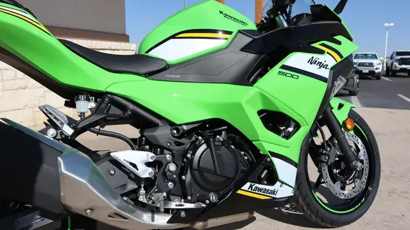 2025 Kawasaki NINJA 500 KRT EDITION LIME GREEN AND EBONY AND PEARL BLIZZARD WHITEImage 12