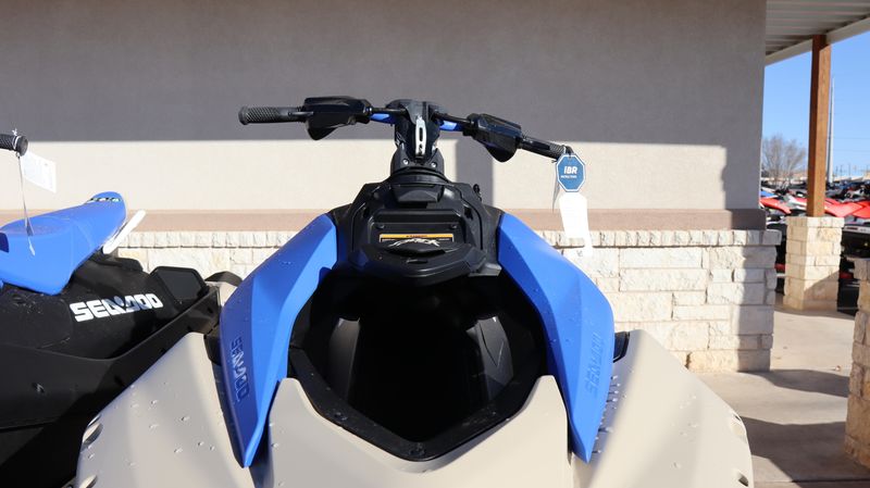 2025 SEADOO SPARK TRIXX FOR 3 WITH SOUND SYSTEM SAND AND DAZZLING BLUE Image 9