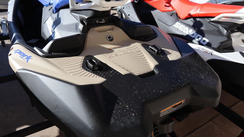 2025 SEADOO SPARK TRIXX FOR 3 WITH SOUND SYSTEM SAND AND DAZZLING BLUE Image 9