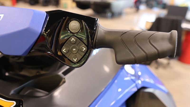 2025 SEADOO WAKE PRO 230 WITH SOUND SYSTEM IDF SAND AND DAZZLING BLUE Image 12