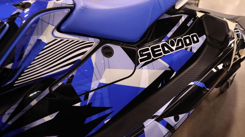 2025 SEADOO SPARK TRIXX FOR 3 SAND AND DAZZLING BLUE Image 4